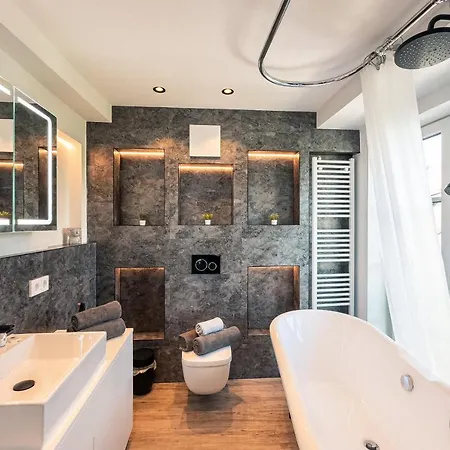 Crest - Riverside Lofts Mit Parken I Balkon I Kueche I Regendusche Apartmán *