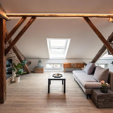 Crest - Riverside Lofts Mit Parken I Balkon I Kueche I Regendusche Pasov