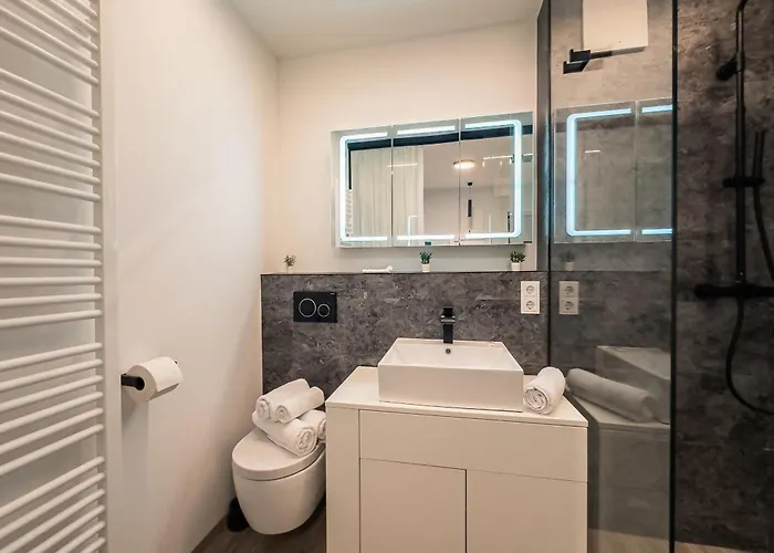 Crest - Riverside Lofts Mit Parken I Balkon I Kueche I Regendusche *